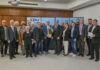 Mirko Heuer (Mitte) bekommt im Kreise der Mitglieder vom CDU-Stadtverbandsvorsitzenden Sebastian Kurbach (rechts davon) Blumen und ein Präsent zur Nominierung überreicht