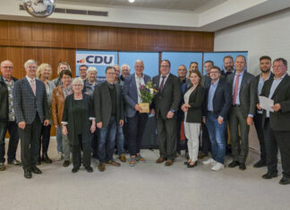 CDU Langenhagen nominiert Mirko Heuer einstimmig als Bürgermeisterkandidaten für 2026 Mirko Heuer (Mitte) bekommt im Kreise der Mitglieder vom CDU-Stadtverbandsvorsitzenden Sebastian Kurbach (rechts davon) Blumen und ein Präsent zur Nominierung überreicht