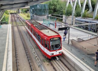 Saisonabschluss im Hannoverschen Straßenbahnmuseum: Historische Straßenbahn TW 601 im Shuttleverkehr Saisonabschluss im Hannoverschen Straßenbahnmuseum: Zubringerverkehr mit dem Prototyp TW 601.