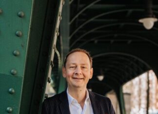 Christoph Reuter präsentiert musikalisches Kabarett „Musik macht schlank (außer manche)“ im daunstärs Christoph Reuter