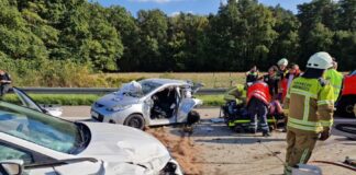 Schwerer Verkehrsunfall auf der A 352: Feuerwehr rettet eingeklemmten Fahrer