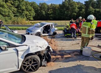 Schwerer Verkehrsunfall auf der A 352: Feuerwehr rettet eingeklemmten Fahrer Schwerer Verkehrsunfall auf der A 352: Feuerwehr rettet eingeklemmten Fahrer