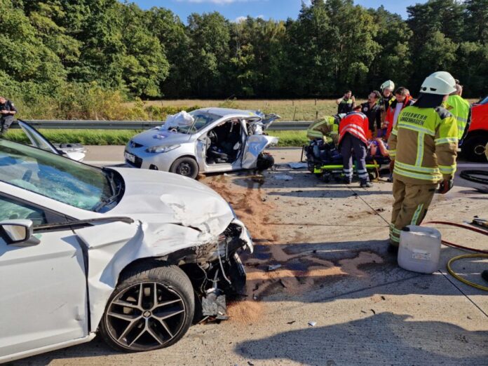 Schwerer Verkehrsunfall auf der A 352: Feuerwehr rettet eingeklemmten Fahrer
