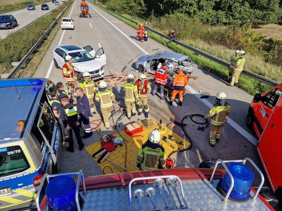 schwerer verkehrsunfall auf der a 352: feuerwehr rettet eingeklemmten fahrer