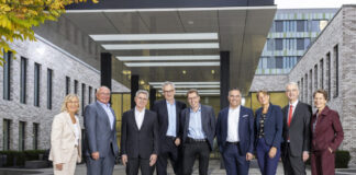 Wissen und Erfahrung der Besten auf dem Gebiet der Lungen- und Thoraxmedizin vereint (von links): Barbara Schulte, KRH Geschäftsführerin Finanzen und Infrastruktur, Dr. Matthias Bracht, KRH Geschäftsführer Medizin, Prof. Dr. Hans-Gerd Fieguth, Chefarzt der Klinik für Thorax- und Gefäßchirurgie am KRH Klinikum Siloah, Prof. Dr. Thomas Fühner, Chefarzt der Klinik für Pneumologie, Intensiv- und Schlafmedizin am KRH Klinikum Siloah, Prof. Dr. Marius M. Hoeper, Komm. Direktor der MHH-Klinik für Pneumologie und Infektiologie, Prof. Dr. Arjang Ruhparwar, Leiter der MHH-Klinik für Herz-, Thorax-, Transplantations- und Gefäßchirurgie, MHH-Präsidentin Prof. Dr. Denise Hilfiker-Kleiner, MHH-Vizepräsident Prof. Dr. Frank Lammert MHH-Vizepräsidentin Martina Saurin.