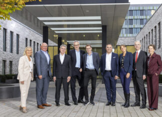 MHH und KRH gründen gemeinsames Spitzenzentrum „Hannover Lungen und Thorax Centrum“ Wissen und Erfahrung der Besten auf dem Gebiet der Lungen- und Thoraxmedizin vereint (von links): Barbara Schulte, KRH Geschäftsführerin Finanzen und Infrastruktur, Dr. Matthias Bracht, KRH Geschäftsführer Medizin, Prof. Dr. Hans-Gerd Fieguth, Chefarzt der Klinik für Thorax- und Gefäßchirurgie am KRH Klinikum Siloah, Prof. Dr. Thomas Fühner, Chefarzt der Klinik für Pneumologie, Intensiv- und Schlafmedizin am KRH Klinikum Siloah, Prof. Dr. Marius M. Hoeper, Komm. Direktor der MHH-Klinik für Pneumologie und Infektiologie, Prof. Dr. Arjang Ruhparwar, Leiter der MHH-Klinik für Herz-, Thorax-, Transplantations- und Gefäßchirurgie, MHH-Präsidentin Prof. Dr. Denise Hilfiker-Kleiner, MHH-Vizepräsident Prof. Dr. Frank Lammert MHH-Vizepräsidentin Martina Saurin.