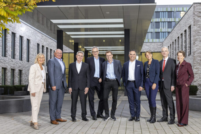 Wissen und Erfahrung der Besten auf dem Gebiet der Lungen- und Thoraxmedizin vereint (von links): Barbara Schulte, KRH Geschäftsführerin Finanzen und Infrastruktur, Dr. Matthias Bracht, KRH Geschäftsführer Medizin, Prof. Dr. Hans-Gerd Fieguth, Chefarzt der Klinik für Thorax- und Gefäßchirurgie am KRH Klinikum Siloah, Prof. Dr. Thomas Fühner, Chefarzt der Klinik für Pneumologie, Intensiv- und Schlafmedizin am KRH Klinikum Siloah, Prof. Dr. Marius M. Hoeper, Komm. Direktor der MHH-Klinik für Pneumologie und Infektiologie, Prof. Dr. Arjang Ruhparwar, Leiter der MHH-Klinik für Herz-, Thorax-, Transplantations- und Gefäßchirurgie, MHH-Präsidentin Prof. Dr. Denise Hilfiker-Kleiner, MHH-Vizepräsident Prof. Dr. Frank Lammert MHH-Vizepräsidentin Martina Saurin.