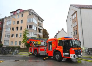 Feuerwehr Hannover verhindert Brandausbreitung bei Küchenbrand in der Südstadt Feuerwehr löscht Küchenbrand in einem Mehrfamilienhaus in Hannovers Südstadt.