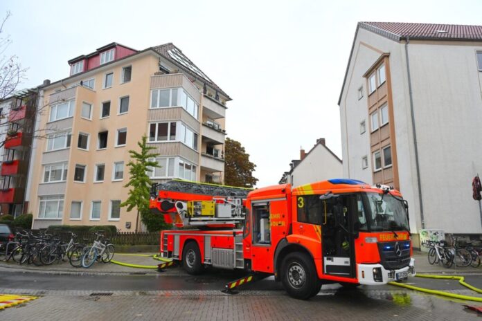 Feuerwehr löscht Küchenbrand in einem Mehrfamilienhaus in Hannovers Südstadt.