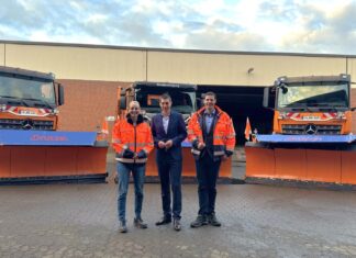 aha-Winterdienst startet gut vorbereitet in die Saison v.l.n.r. Julia Fürst (aha-Geschäftsführerin), Axel von der Ohe (Erster Stadtrat und Finanz- und Ordnungsdezernent), Simon Grabow (Leiter der Stadtreinigung von aha) vor Schneepflügen, die sich bereit machen zum Winterdienst-Training.