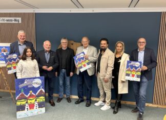 Lions-Club Adventskalender 2025 „Weihnachtsmarkt im Schnee“ verbindet Vorfreude und soziales Engagement (v.l.n.r.): Mirko Heuer (Bürgermeister), Tina Hosseini (Künstlerin), Rüdiger Knesebeck (Präsident Lions Club Langenhagen), Wilhelm Hicking, Hans-Gerhard Knieß (beide Lions Club Langenhagen), Ehepaar Hosseini, Alexander Machill (Lions Club Langenhagen).