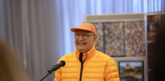 Der Fotograf Hassan Mahramzadeh bei der Eröffnung seiner Fotoausstellung "Hannover City Scapes" im November 2023.