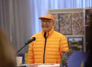 25 Jahre EXPO 2000: Fotoausstellung im Neuen Rathaus Hannover Der Fotograf Hassan Mahramzadeh bei der Eröffnung seiner Fotoausstellung "Hannover City Scapes" im November 2023.