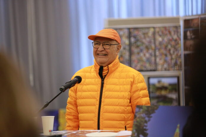 Der Fotograf Hassan Mahramzadeh bei der Eröffnung seiner Fotoausstellung "Hannover City Scapes" im November 2023.