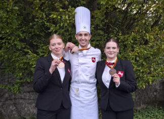 Starkes Team Niedersachsen überzeugt bei den Deutschen Jugendmeisterschaften im Gastgewerbe Team Niedersachsen holt Platz 4 (v.l.n.r.): Hotelfachfrau Jana Hemme vom See- und Sporthotel in Ankum, Koch Clemens Schäftlein vom Havelserhof in Garbsen und Fachfrau für Restaurants und Veranstaltungsgastronomie Lena Gloistein von Burgdorfs Hotel und Restaurant in Hude.
