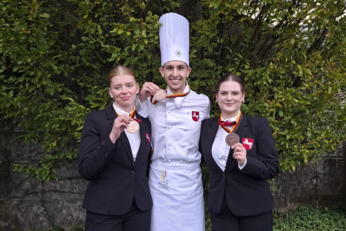 Team Niedersachsen holt Platz 4 (v.l.n.r.): Hotelfachfrau Jana Hemme vom See- und Sporthotel in Ankum, Koch Clemens Schäftlein vom Havelserhof in Garbsen und Fachfrau für Restaurants und Veranstaltungsgastronomie Lena Gloistein von Burgdorfs Hotel und Restaurant in Hude.
