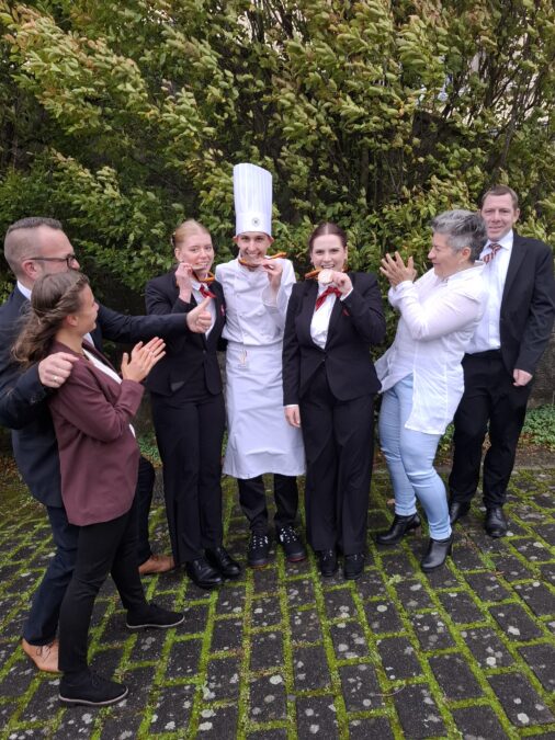 jana hemme, clemens schäftlein und lena gloistein mit gratulanten von der bbs2 hannover und vom dehoga niedersachsen.