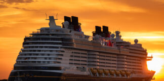 Disney Destiny im Morgenicht auf der Ems.