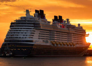 MEYER WERFT liefert Disney Destiny früher als geplant ab Disney Destiny im Morgenicht auf der Ems.