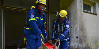 Rettung einer Person aus einem verqualmten Gebäude unter Atemschutz