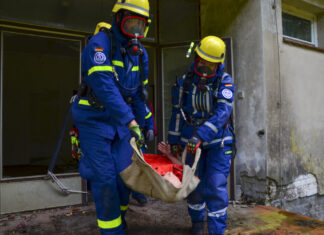THW-Einsatzkräfte trainieren Zivilschutztüchtigkeit unter realistischen Bedingungen Rettung einer Person aus einem verqualmten Gebäude unter Atemschutz
