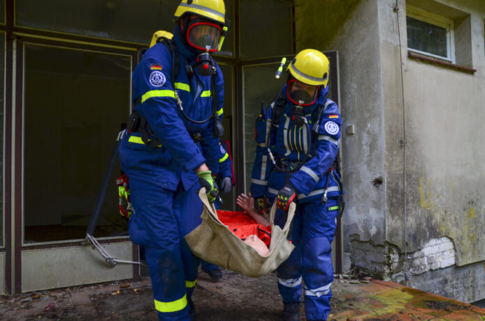 Rettung einer Person aus einem verqualmten Gebäude unter Atemschutz