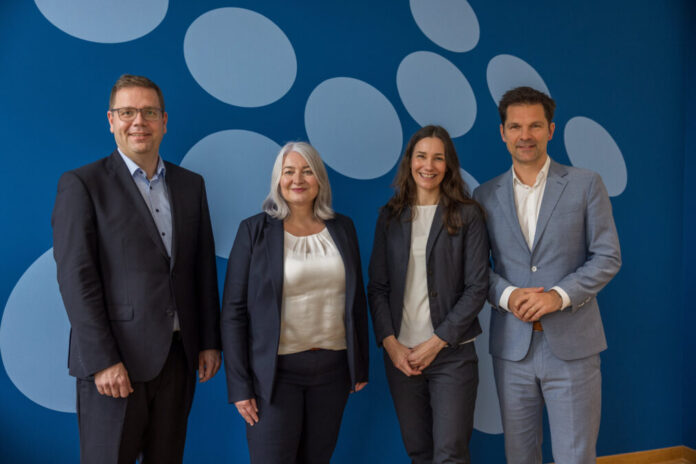 Die kandidierenden Dezernenten (v.l.) Torben Kant, Isabella Gifhorn, Anne Spiegel, mit Regionspräsident Steffen Krach