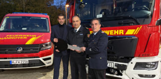Schlüsselübergabe. Von links Dr. axel von der Ohe; Christoph Bahlmann und Michael Psarrianos.
