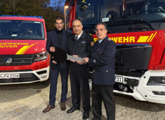 Feuerwehr Hannover stärkt Einsatzfähigkeit mit neuen Fahrzeugen und Hochwasserschutzsystemen Schlüsselübergabe. Von links Dr. axel von der Ohe; Christoph Bahlmann und Michael Psarrianos.