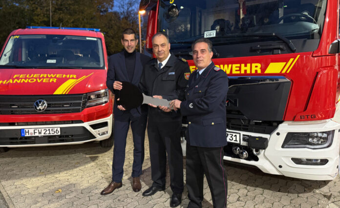 Schlüsselübergabe. Von links Dr. axel von der Ohe; Christoph Bahlmann und Michael Psarrianos.