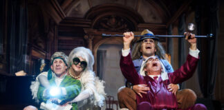 theater für niedersachsen: „Ewig jung“, im Bild: Herr Klein (Manuel Klein), Frau Jäger (Lene Jäger), Herr Veterale (Daniele Veterale), Herr Schwartengräber (Martin Schwartengräber)