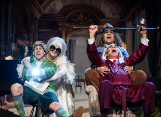 tfn präsentiert die Komödie „Ewig jung“ im Theatersaal Langenhagen theater für niedersachsen: „Ewig jung“, im Bild: Herr Klein (Manuel Klein), Frau Jäger (Lene Jäger), Herr Veterale (Daniele Veterale), Herr Schwartengräber (Martin Schwartengräber)