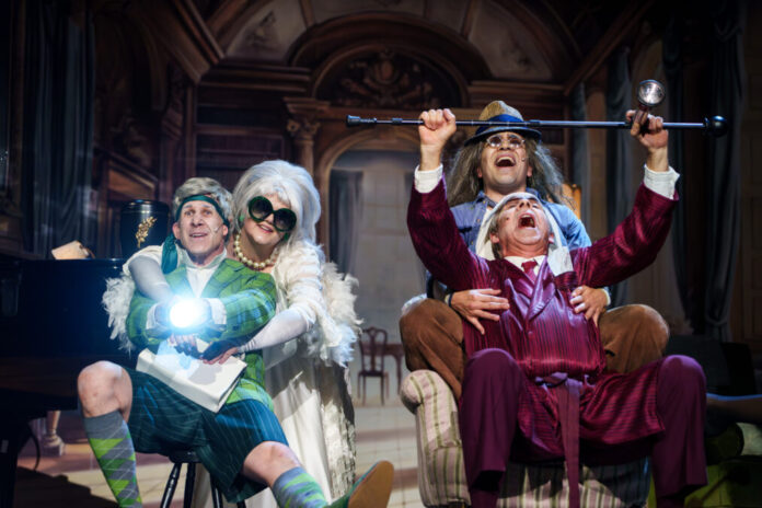 Ewig Jung / tfn theater für niedersachsen: „Ewig jung“, im Bild: Herr Klein (Manuel Klein), Frau Jäger (Lene Jäger), Herr Veterale (Daniele Veterale), Herr Schwartengräber (Martin Schwartengräber)