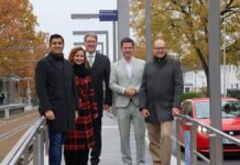 Hochbahnsteig „Stadtfriedhof Bothfeld“ eröffnet Weiterer Schritt Richtung Barrierefreiheit im Stadtbahnnetz (v. lks.): Bezirksbürgermeister Dr. Wjahat Waraich, ÜSTRA-Vorständin Denise Hain, Infra-Geschäftsführer Christian Weske, Regionspräsident Steffen Krach und Verkehrsdezernent Ulf-Birger Franz.