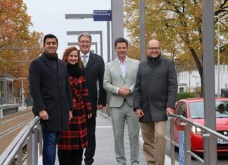 Hochbahnsteig „Stadtfriedhof Bothfeld“ eröffnet Weiterer Schritt Richtung Barrierefreiheit im Stadtbahnnetz (v. lks.): Bezirksbürgermeister Dr. Wjahat Waraich, ÜSTRA-Vorständin Denise Hain, Infra-Geschäftsführer Christian Weske, Regionspräsident Steffen Krach und Verkehrsdezernent Ulf-Birger Franz.