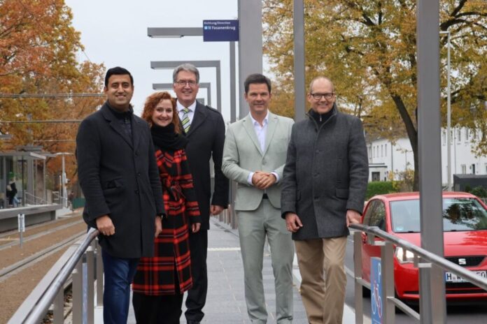 Weiterer Schritt Richtung Barrierefreiheit im Stadtbahnnetz (v. lks.): Bezirksbürgermeister Dr. Wjahat Waraich, ÜSTRA-Vorständin Denise Hain, Infra-Geschäftsführer Christian Weske, Regionspräsident Steffen Krach und Verkehrsdezernent Ulf-Birger Franz.