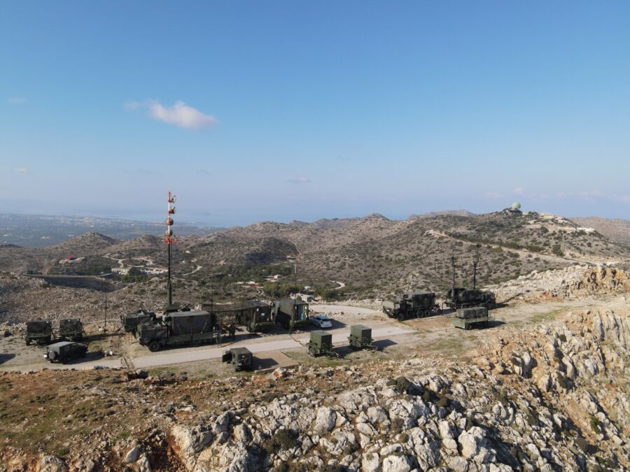 erste patriot-komponenten an die bundeswehr übergeben der gefechtsstand patriot beim taktischen schießen auf kreta.