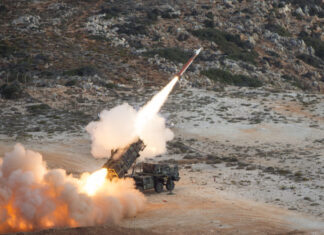 Erste Patriot-Komponenten an die Bundeswehr übergeben Das Flugabwehrraketensysteme Patriot beim "scharfen Schuss" auf Kreta.