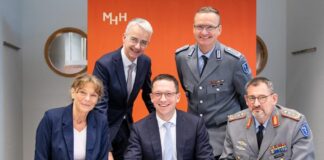 (vo.li.): MHH-Präsidentin Professorin Denise Hilfiker-Kleiner, MHH-Vizepräsident und Vorstand für Krankenversorgung Professor Frank Lammert, Niedersachsens Wissenschaftsminister Falko Mohrs, Oberstarzt Dr. Christian Zechel und Generalstabsarzt Dr. Johannes Backus.