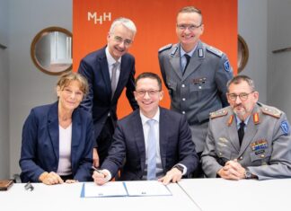 MHH und Bundeswehrkrankenhaus Westerstede schließen umfassende Kooperation für Krisenmedizin, Forschung und Ausbildung (vo.li.): MHH-Präsidentin Professorin Denise Hilfiker-Kleiner, MHH-Vizepräsident und Vorstand für Krankenversorgung Professor Frank Lammert, Niedersachsens Wissenschaftsminister Falko Mohrs, Oberstarzt Dr. Christian Zechel und Generalstabsarzt Dr. Johannes Backus.