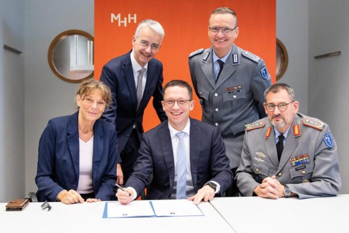 (vo.li.): MHH-Präsidentin Professorin Denise Hilfiker-Kleiner, MHH-Vizepräsident und Vorstand für Krankenversorgung Professor Frank Lammert, Niedersachsens Wissenschaftsminister Falko Mohrs, Oberstarzt Dr. Christian Zechel und Generalstabsarzt Dr. Johannes Backus.