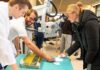 Nadel und Faden in der Mikrochirurgie sind winzig klein – Johanna Mein sieht sie sich durch ein Mikroskop an.