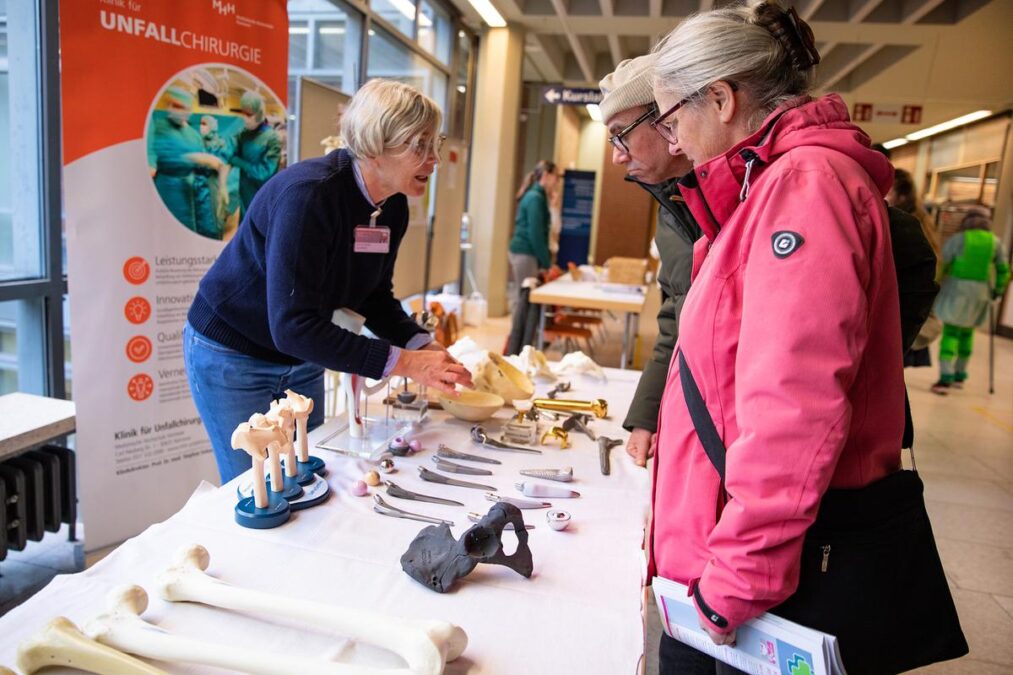 gelenkersatz für hüfte und knie: günther und marion ließen sich alles über implantate erklären.