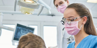 Führen eine Patientenbehandlung mit Qualitätskontrolle durch: Studierende der Zahnmedizin an der MHH.