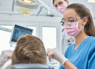 Studierende der Zahnmedizin suchen Patienten für klinische Behandlungen Führen eine Patientenbehandlung mit Qualitätskontrolle durch: Studierende der Zahnmedizin an der MHH.