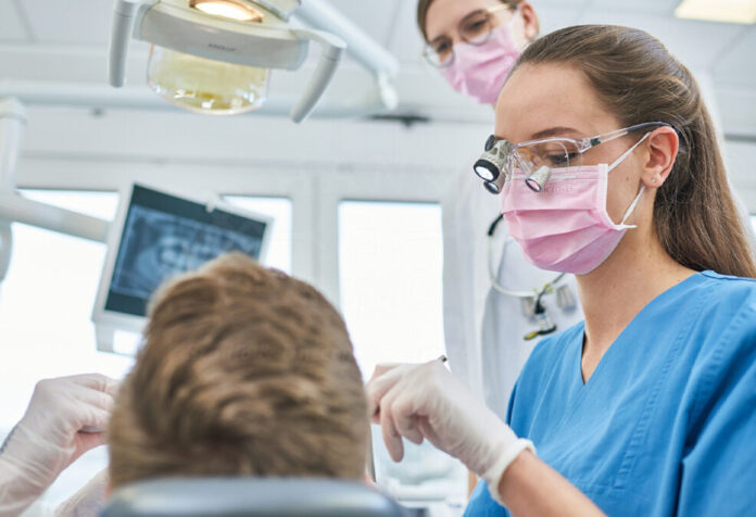 Führen eine Patientenbehandlung mit Qualitätskontrolle durch: Studierende der Zahnmedizin an der MHH.