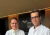 Klinikdirektor Professor Dr. Johann Bauersachs (links) und Professor Dr. David Duncker zeigen, wie einfach es geht: Finger aufs Gerät legen und schon werden die EKG-Daten erfasst.