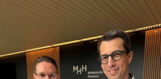Klinikdirektor Professor Dr. Johann Bauersachs (links) und Professor Dr. David Duncker zeigen, wie einfach es geht: Finger aufs Gerät legen und schon werden die EKG-Daten erfasst.