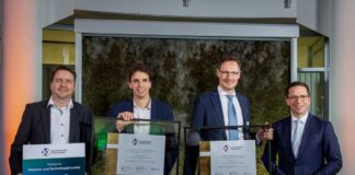 Gewinner: Das iGUARD-Team nahm den Preis von Wissenschaftsminister Falko Mohrs (rechts) entgegen.