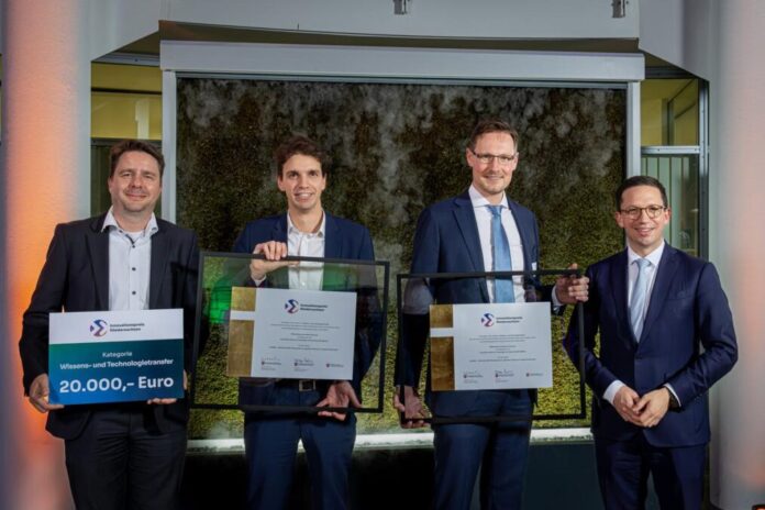 Gewinner: Das iGUARD-Team nahm den Preis von Wissenschaftsminister Falko Mohrs (rechts) entgegen.